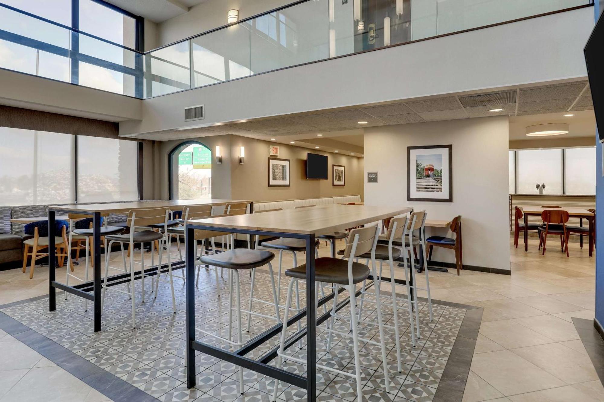 Drury Inn & Suites St. Louis St. Peters เซนต์ปีเตอร์ส ภายนอก รูปภาพ